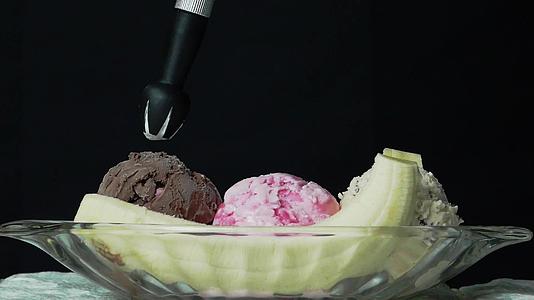 冰淇淋香蕉分为玻璃和奶油视频的预览图