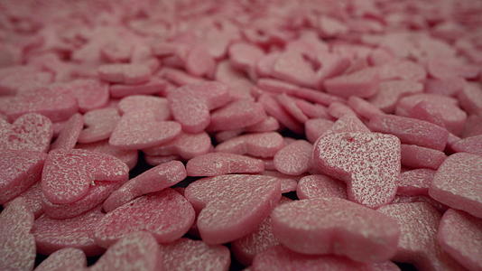粉色甜点在情人节或14日的食物中发芽视频的预览图