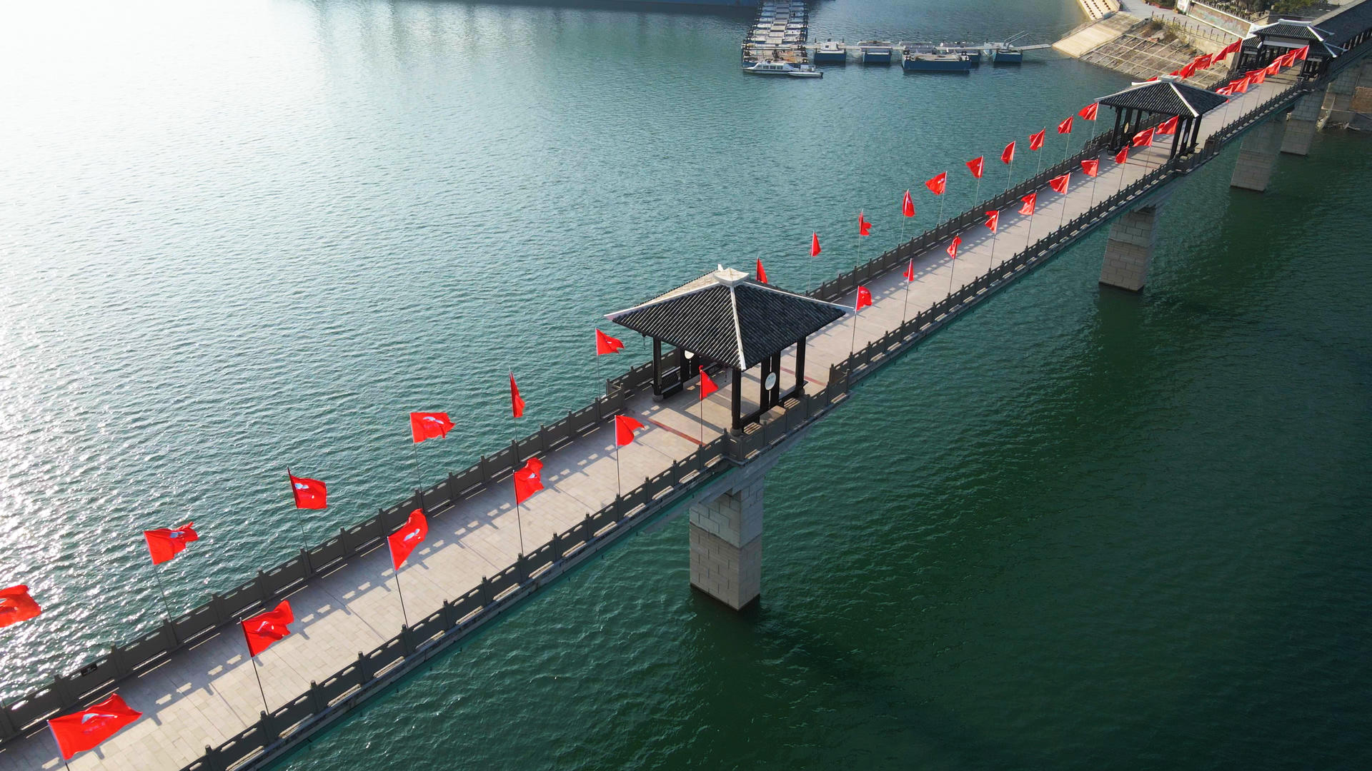 4K航拍奉节白帝城刘备托孤风雨廊桥视频的预览图