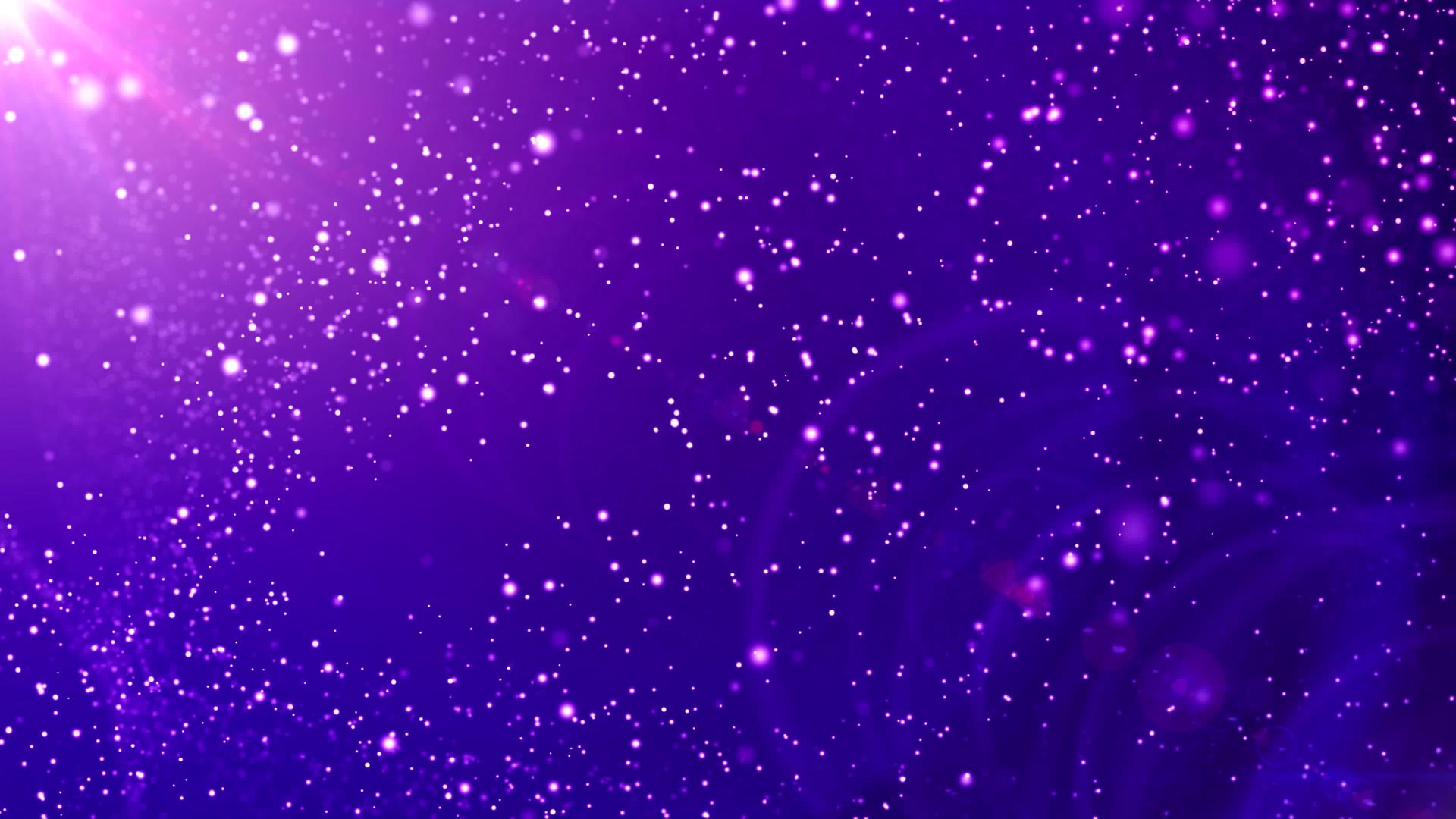 在紫色的空间中许多小颗粒在光线和光线下移动视频的预览图