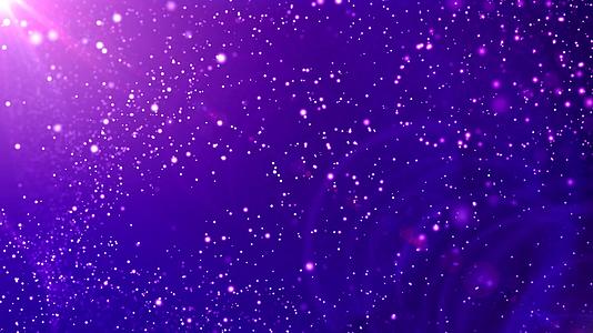 在紫色的空间中许多小颗粒在光线和光线下移动视频的预览图