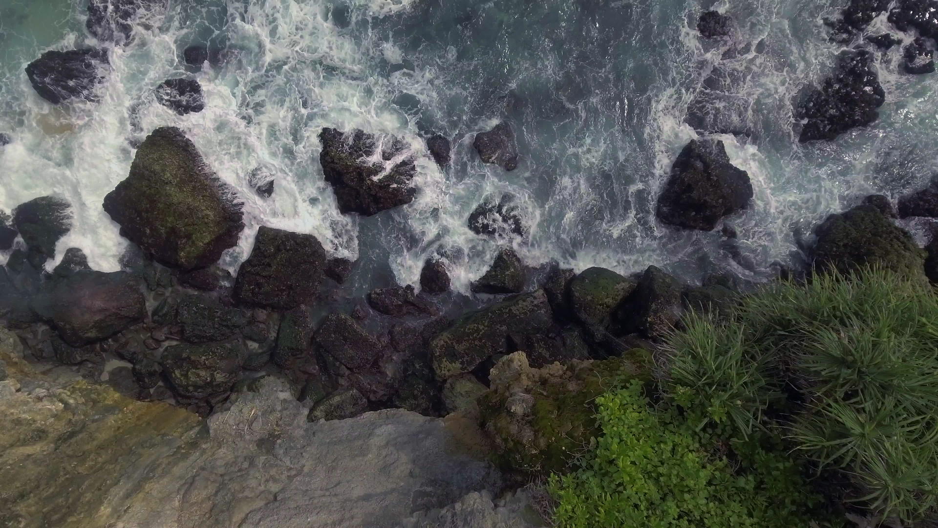 北印度群岛印度岛印度岛安岛的岩石和波浪视频的预览图