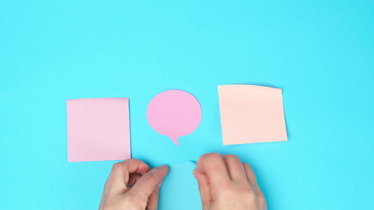 蓝色背景商业概念中的粉色纸白色贴纸视频的预览图