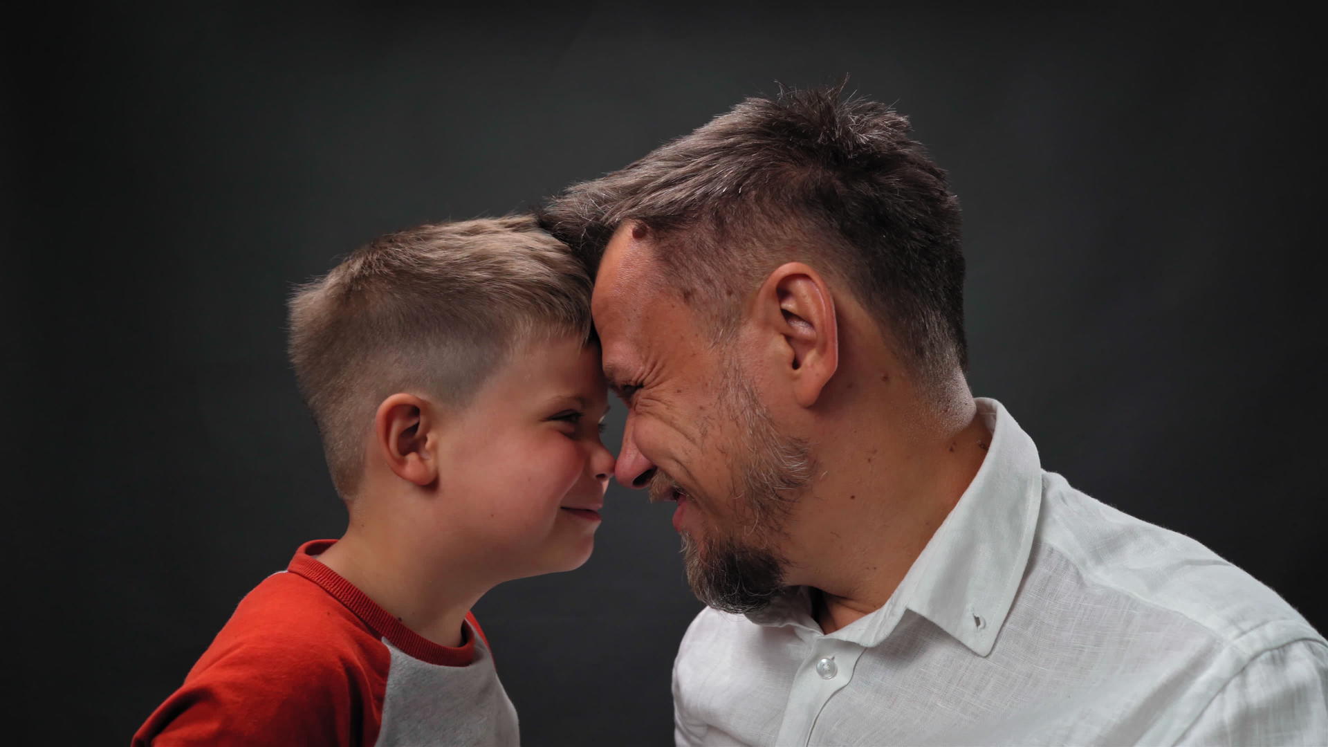 喜出望外的年轻成年父亲和他可爱的孩子的儿子正面交锋视频的预览图