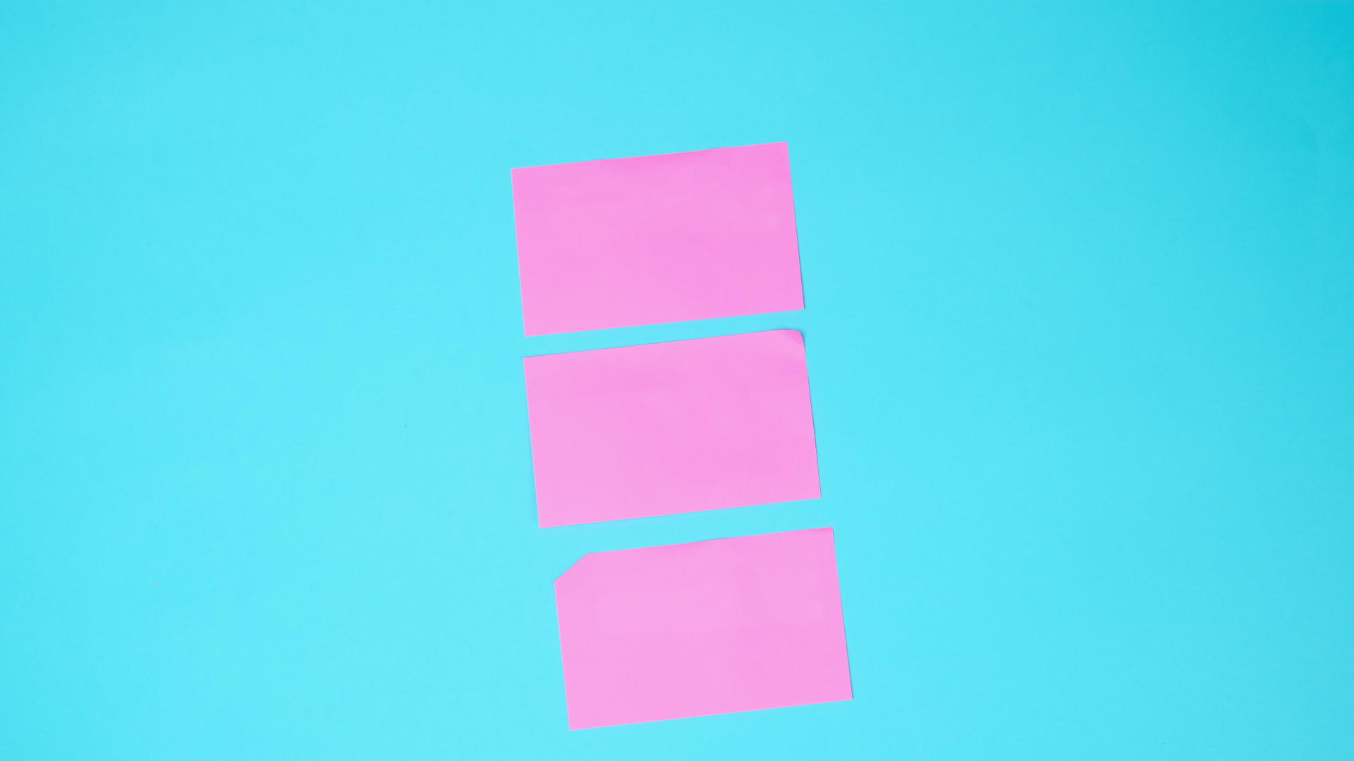 蓝色背景商业概念中的粉色纸白色贴纸视频的预览图