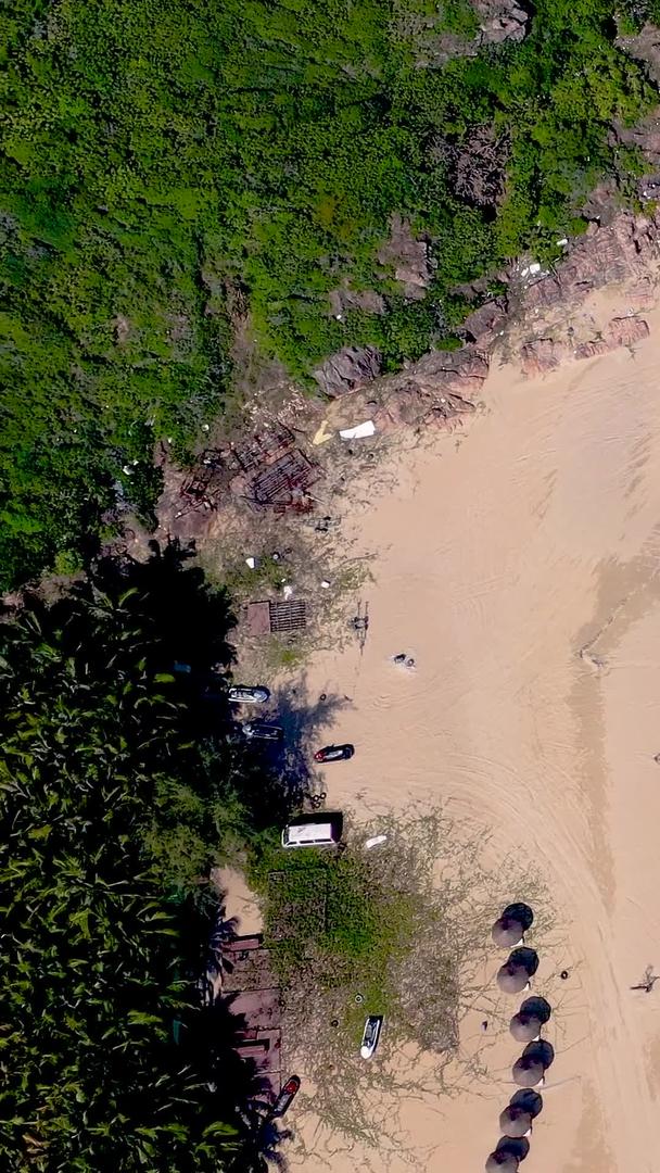 无人驾驶飞机俯拍三亚蔚蓝的大海视频的预览图