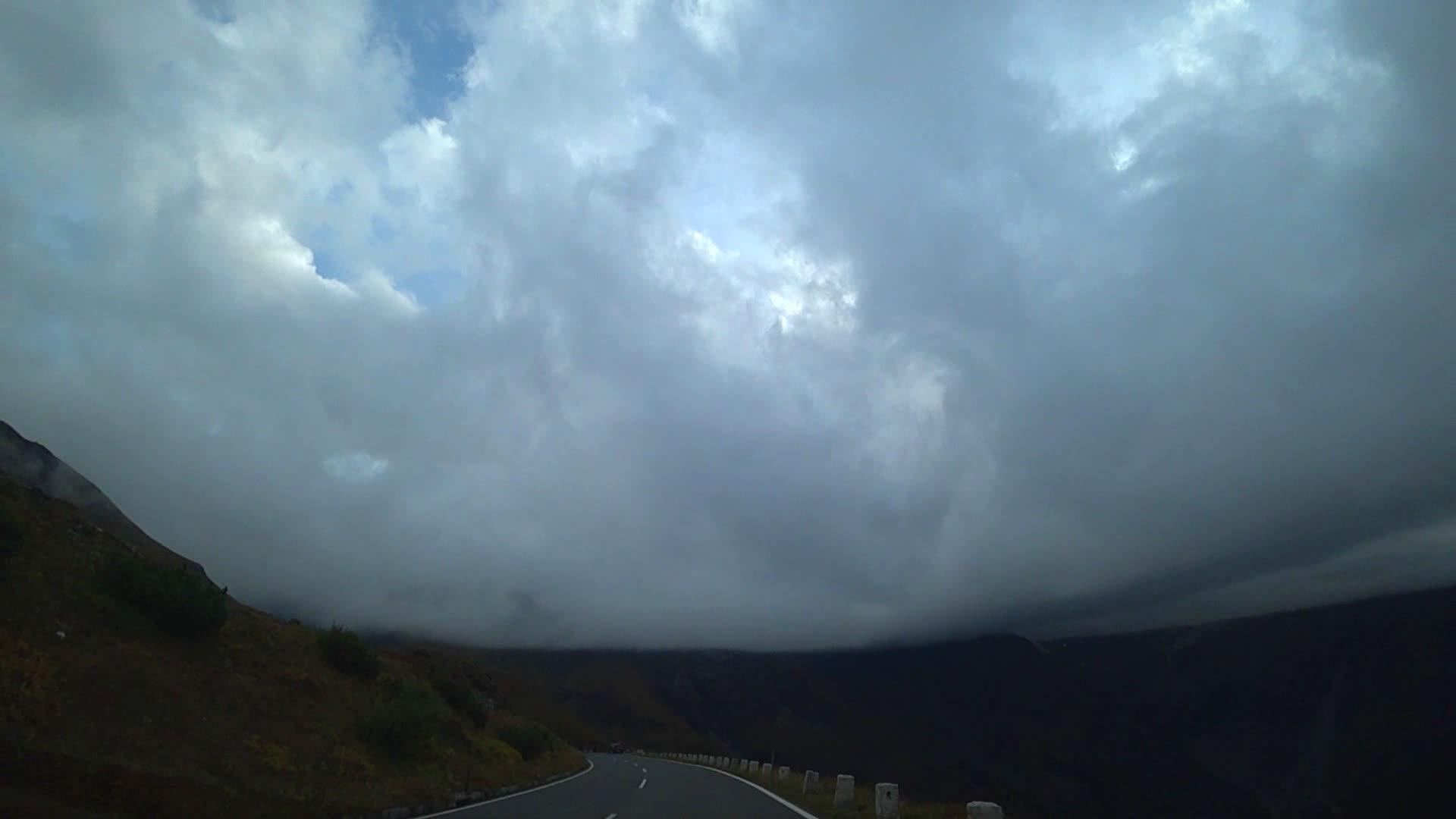 高山公路在奥斯特里亚的萨尔兹堡地区的高山公路上行驶视频的预览图