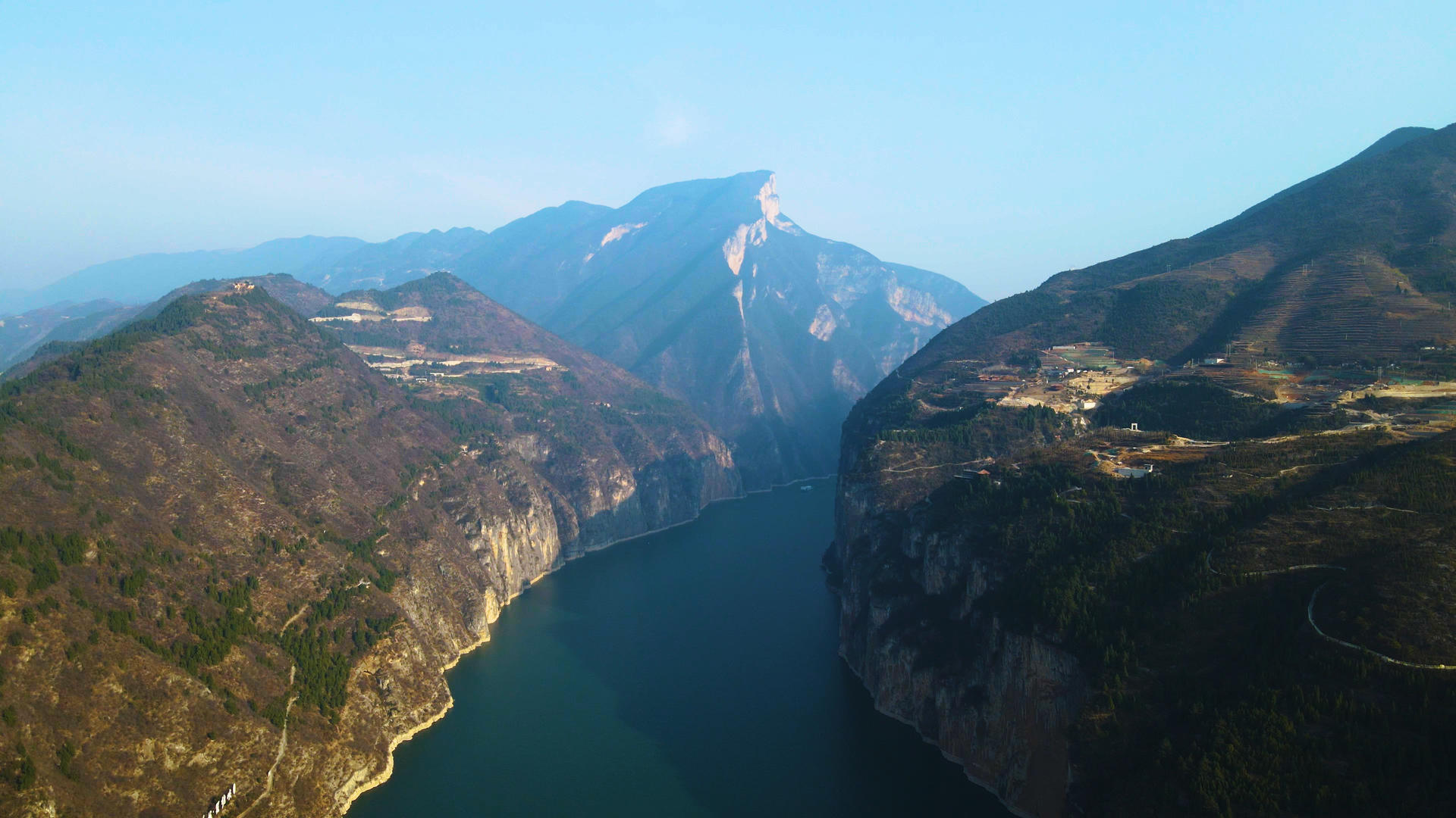 4K航拍长江三峡轮船驶过峡谷视频的预览图