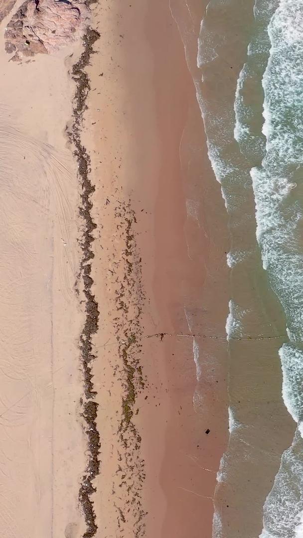 无人驾驶飞机俯拍三亚蔚蓝的大海视频的预览图