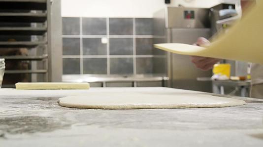 在面包师中制作壁饼的准备者视频的预览图