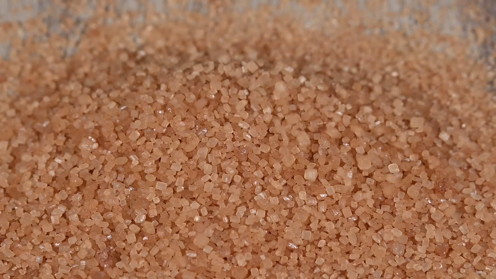 棕色甘蔗糖落在木桌上视频的预览图
