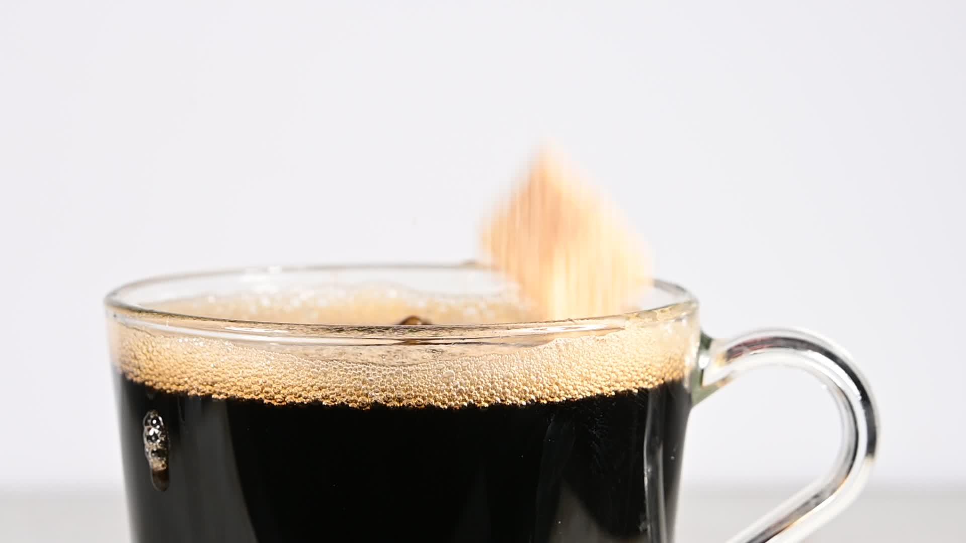 棕色糖块被扔进黑色咖啡杯视频的预览图