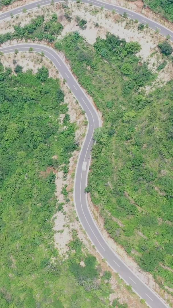 盘山公路航拍惊心动魄的视频视频的预览图