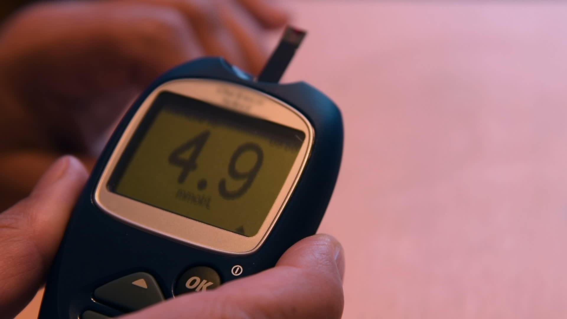 用凝胶计测量血糖水平时用凝胶计测量血糖水平视频的预览图