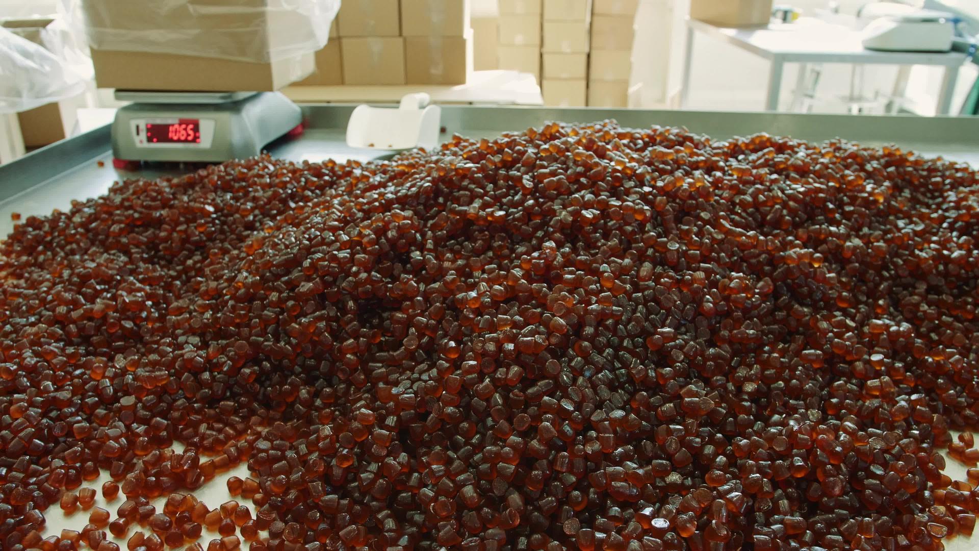 工厂糖果厂的架子上装满了果冻罐头视频的预览图