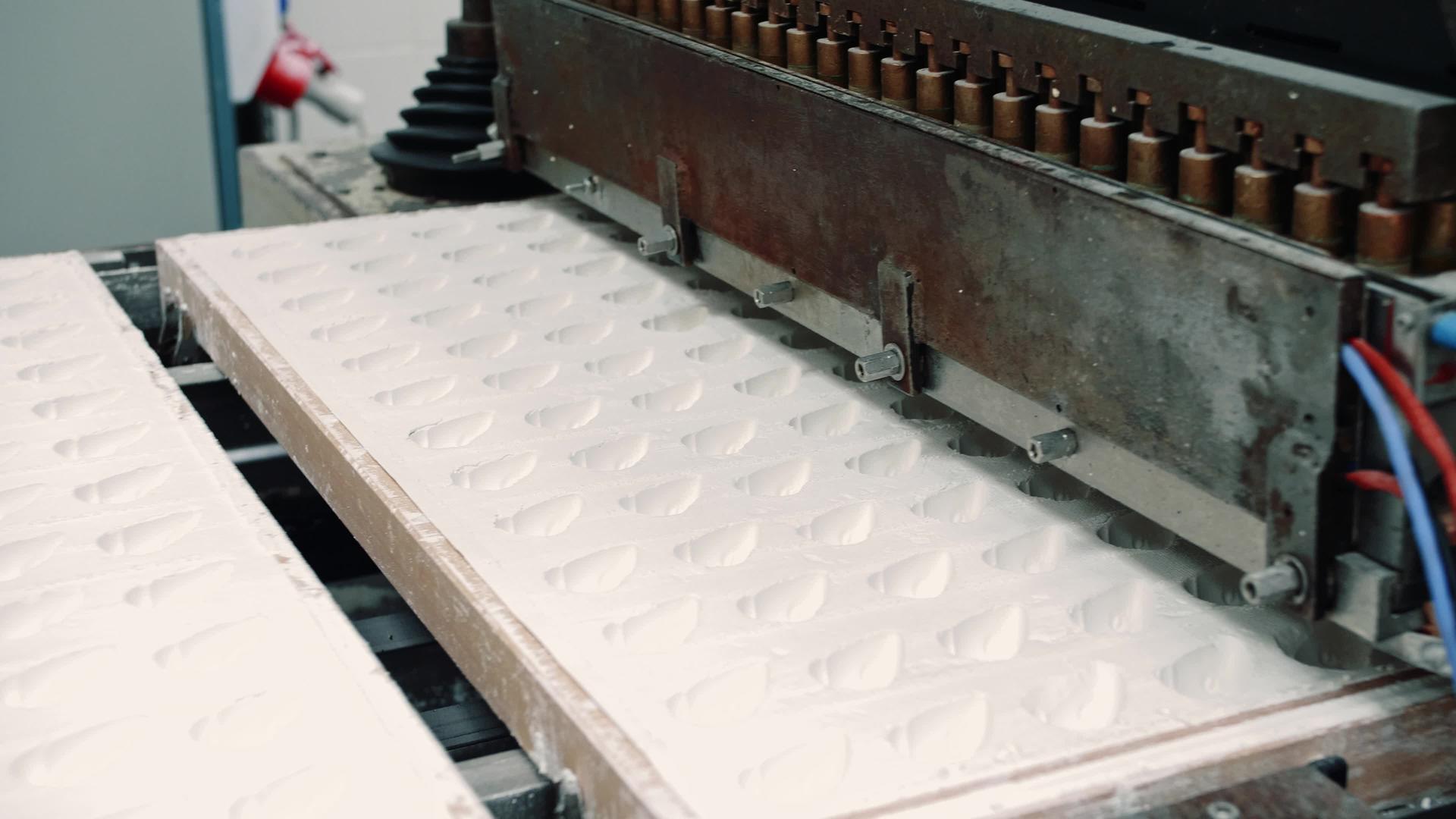 制造糖果的工业机器视频的预览图