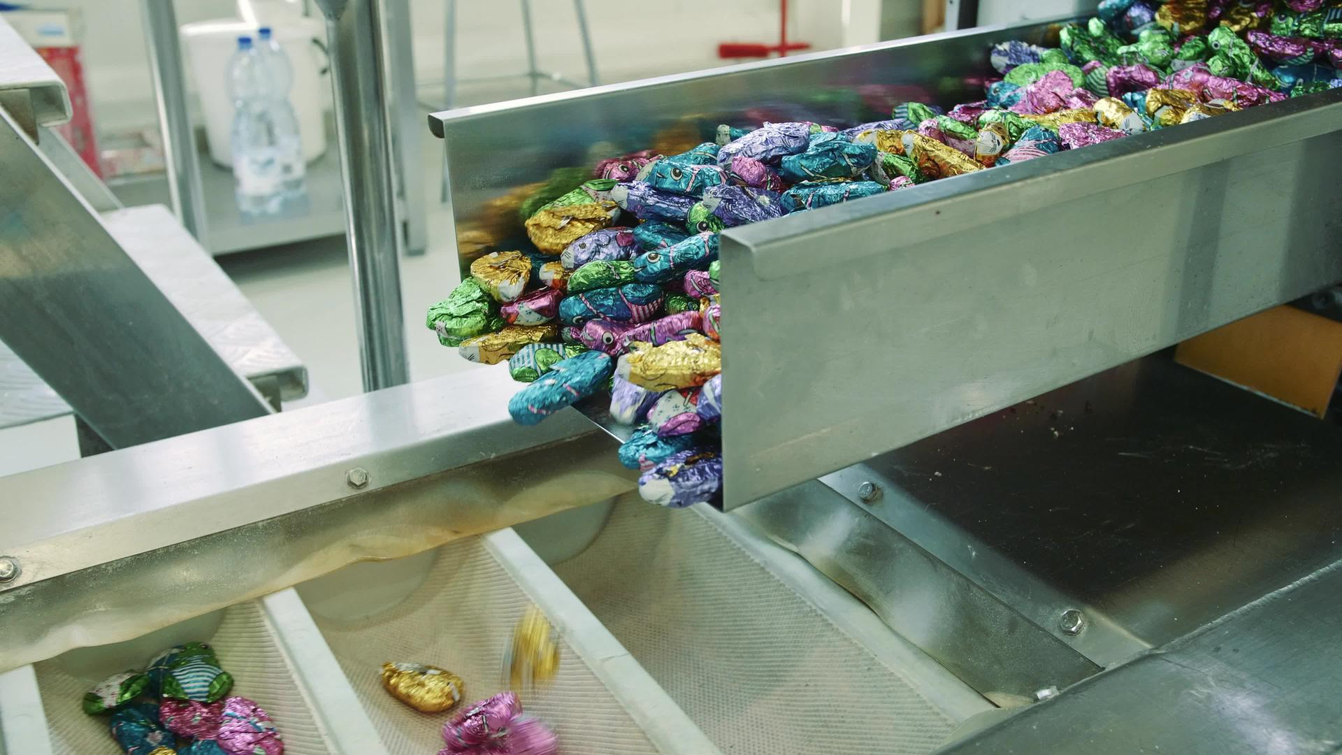 糖果工厂从输送机中溢出的糖果视频的预览图