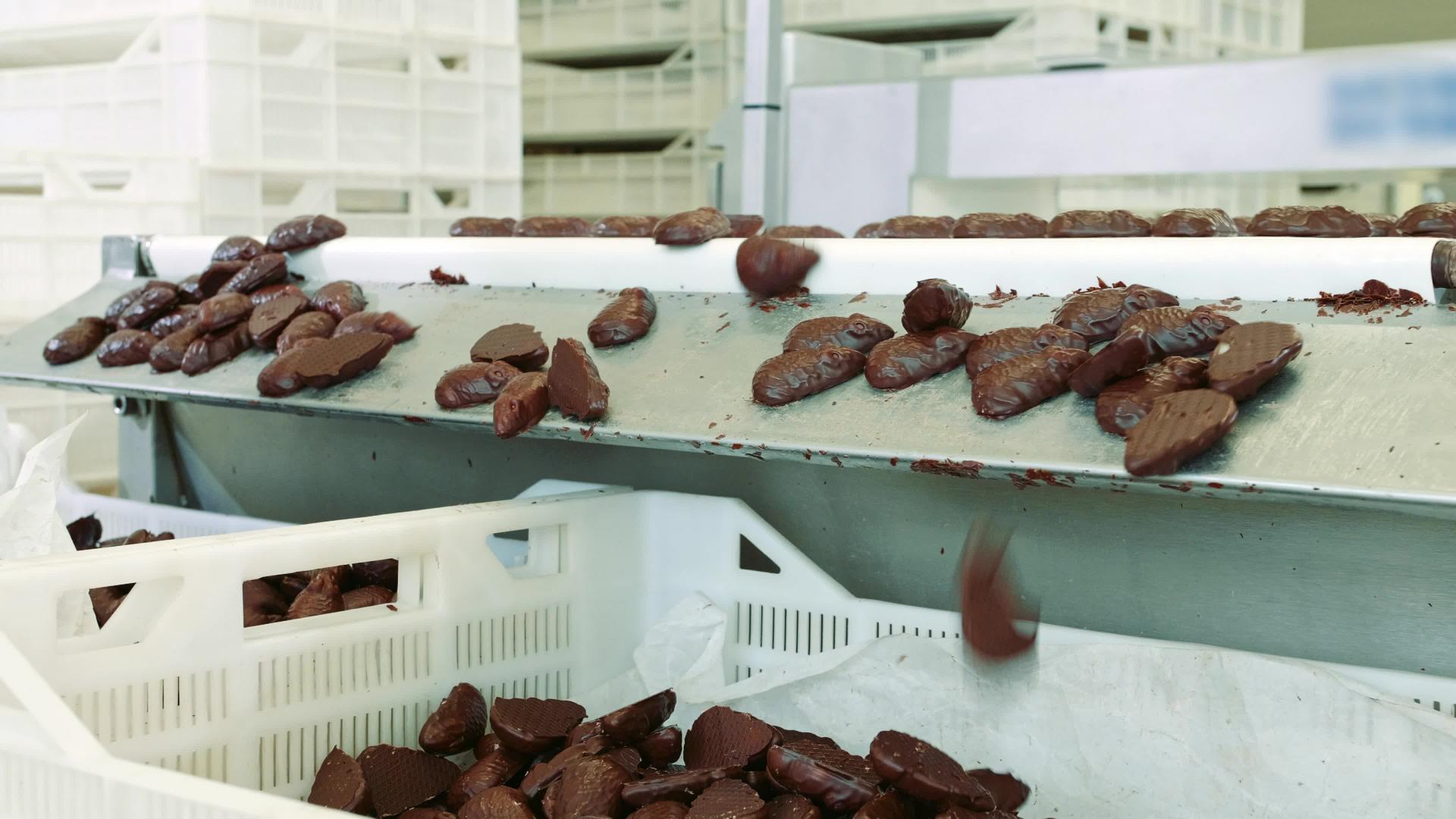 糖果工厂巧克力糖果盒躺在输送机上视频的预览图