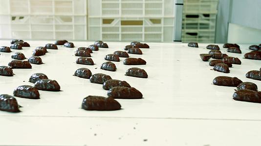 在糖果厂的传送带上放一帮美味的巧克力甜点视频的预览图