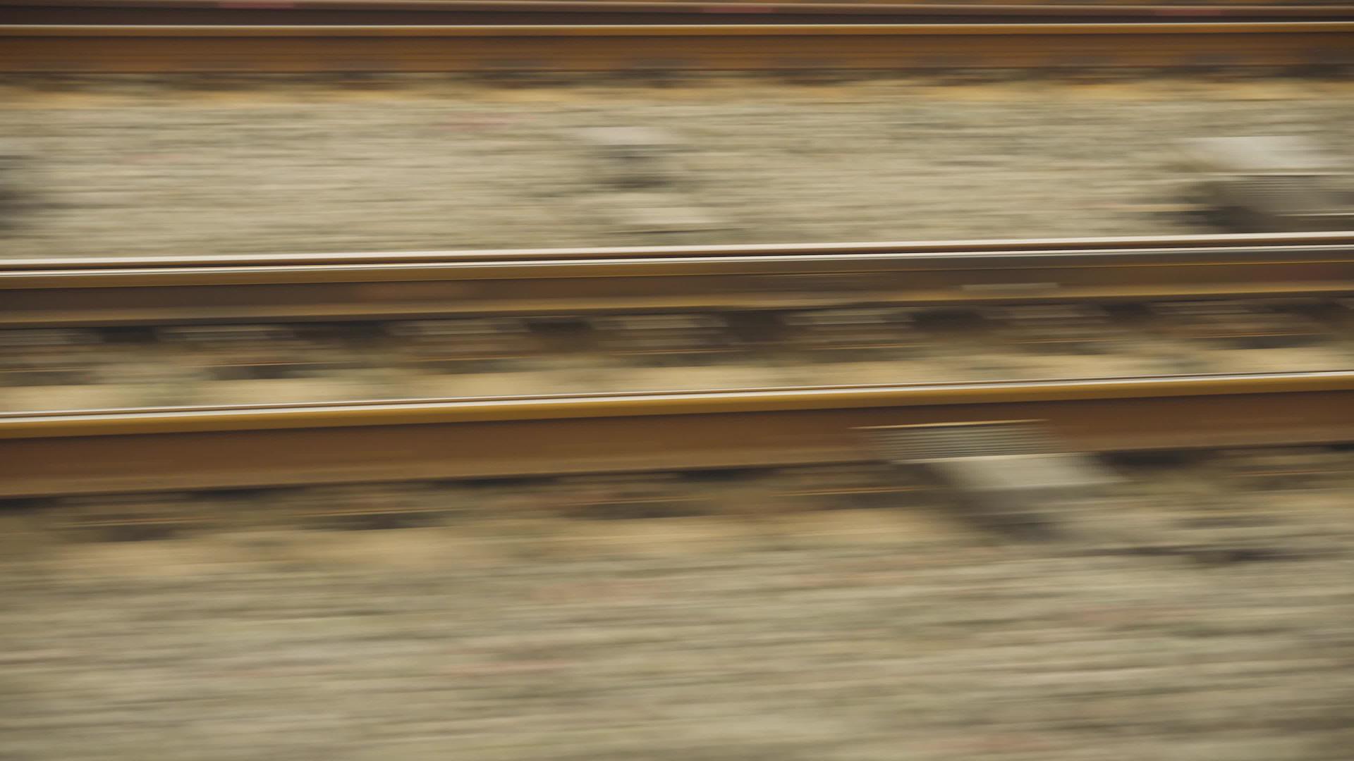 高速行驶的4k高速铁路轨道视频的预览图