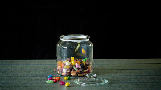 糖果在罐子里慢慢地流动视频的预览图