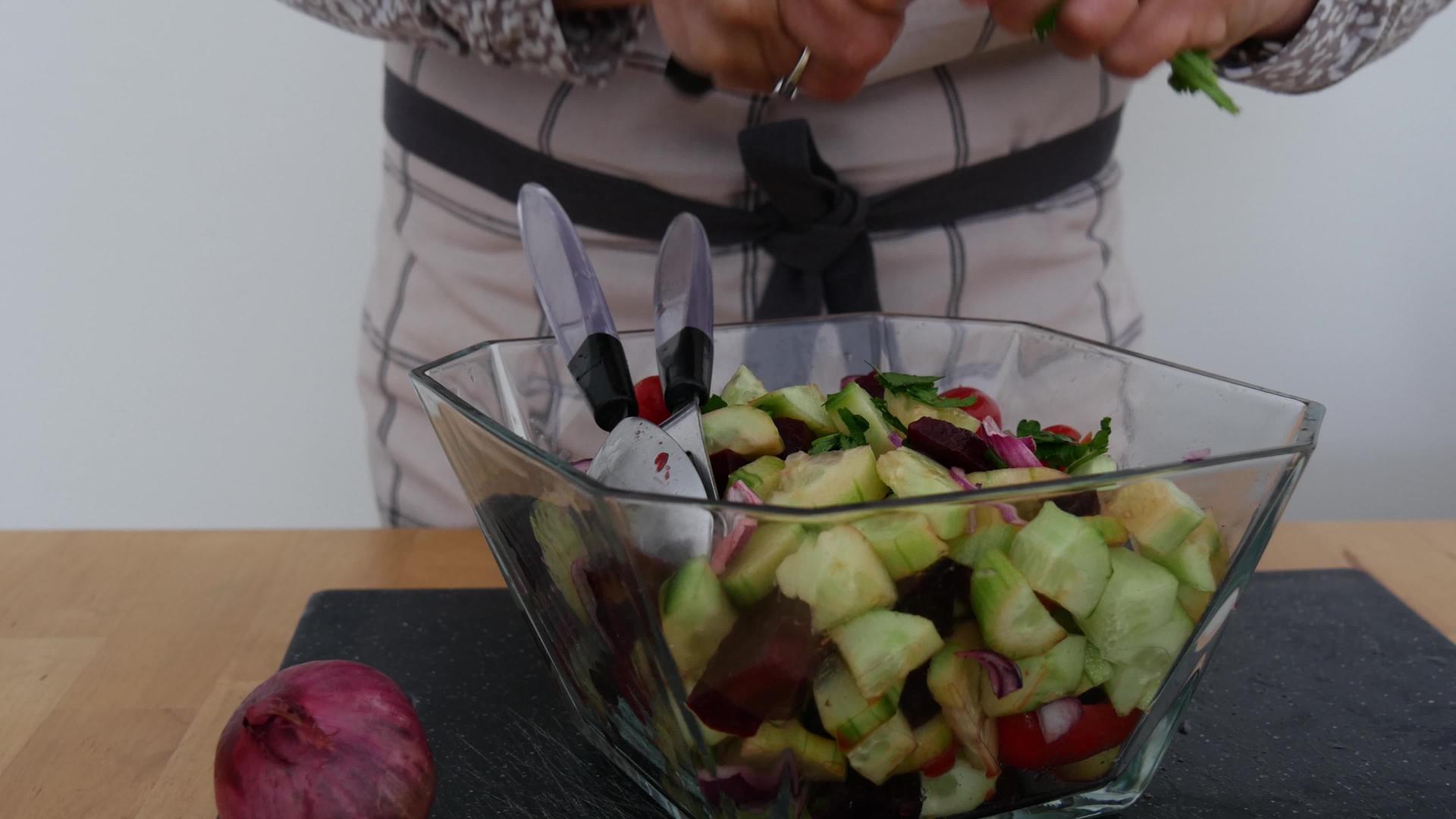 桌子玻璃碗里的女人混合蔬菜沙拉视频的预览图