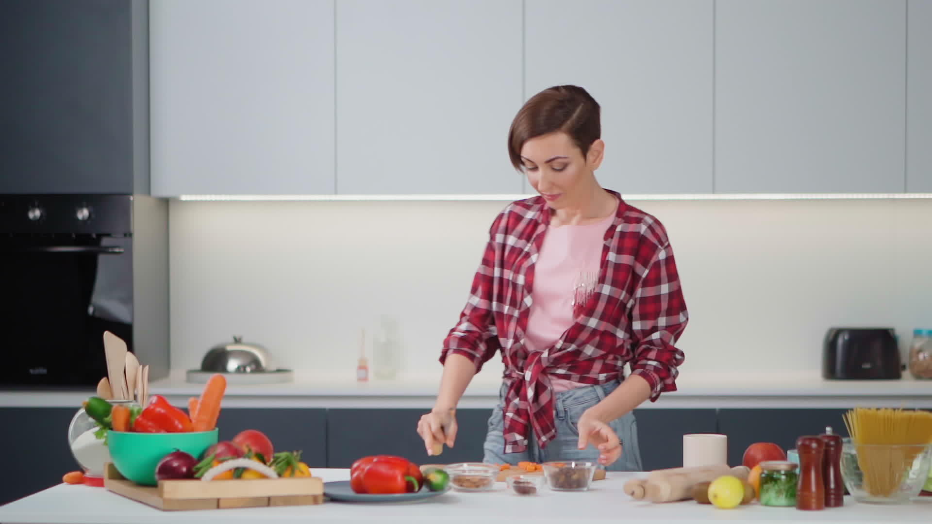 快乐的女人在她的新家做饭准备食材表年轻女子站在厨房里视频的预览图