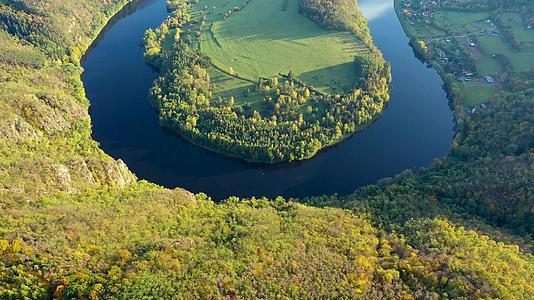 从捷克共和国索伦尼斯的角度来看伏尔塔瓦河的马蹄形蜿蜒曲折视频的预览图