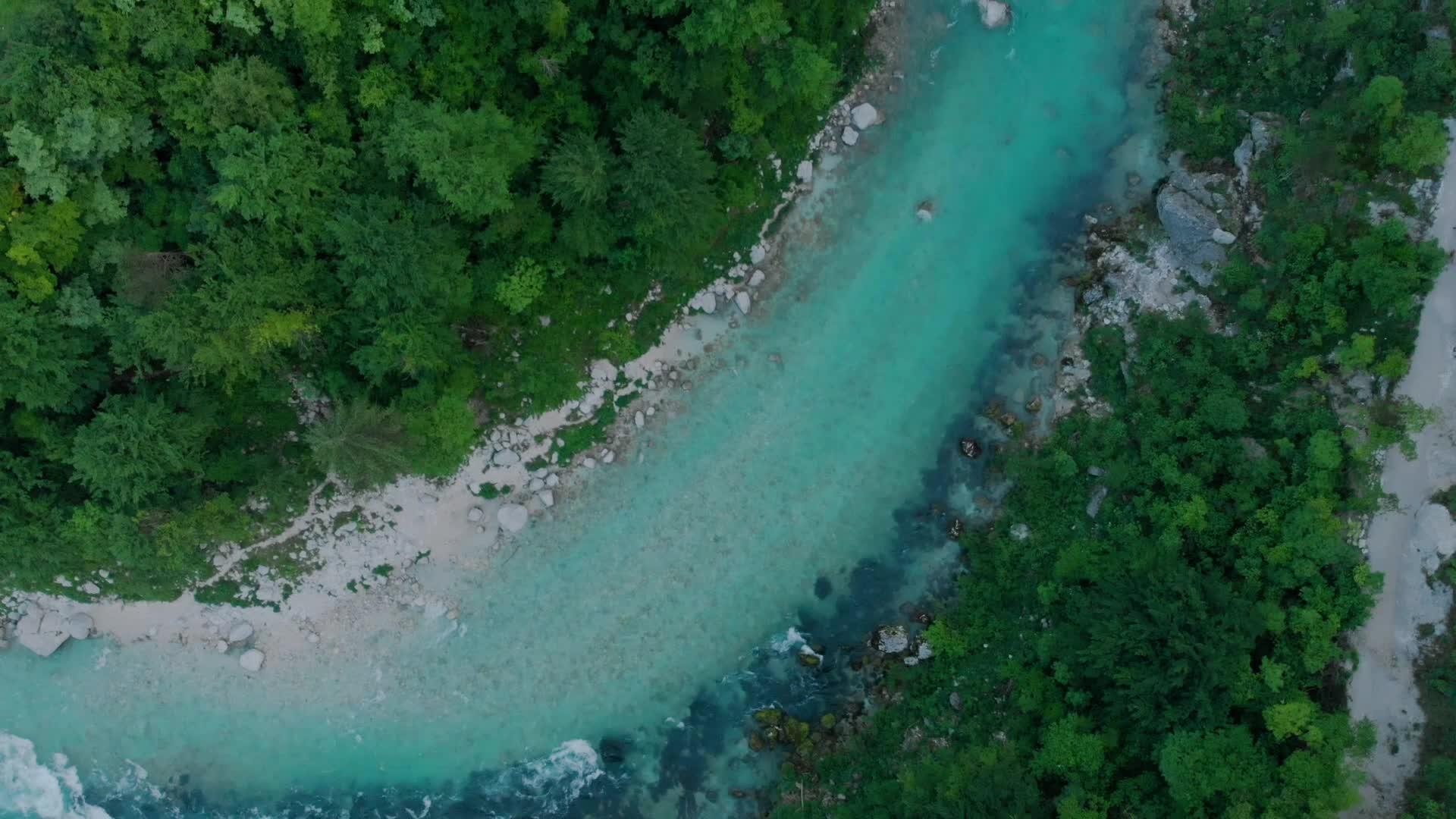 空中无人飞机在Slovenia观察索卡河上空视频的预览图