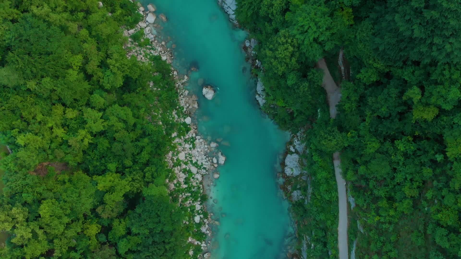 空中无人飞机在Slovenia观察索卡河上空视频的预览图