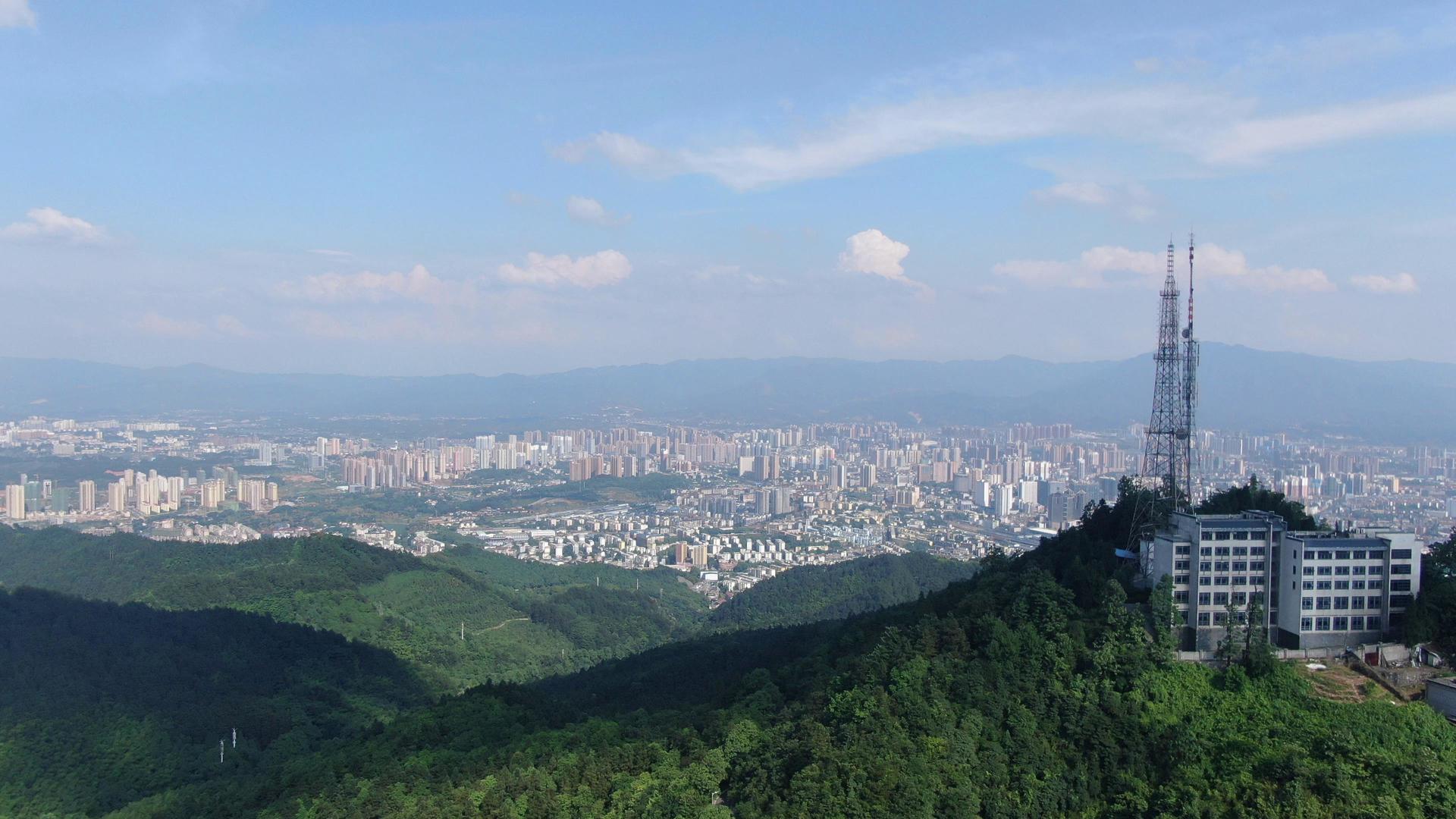 4K航拍被山包围的城市视频的预览图