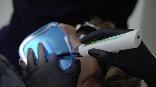 牙科牙科牙科手术在诊所使用牙科治疗小灯视频的预览图