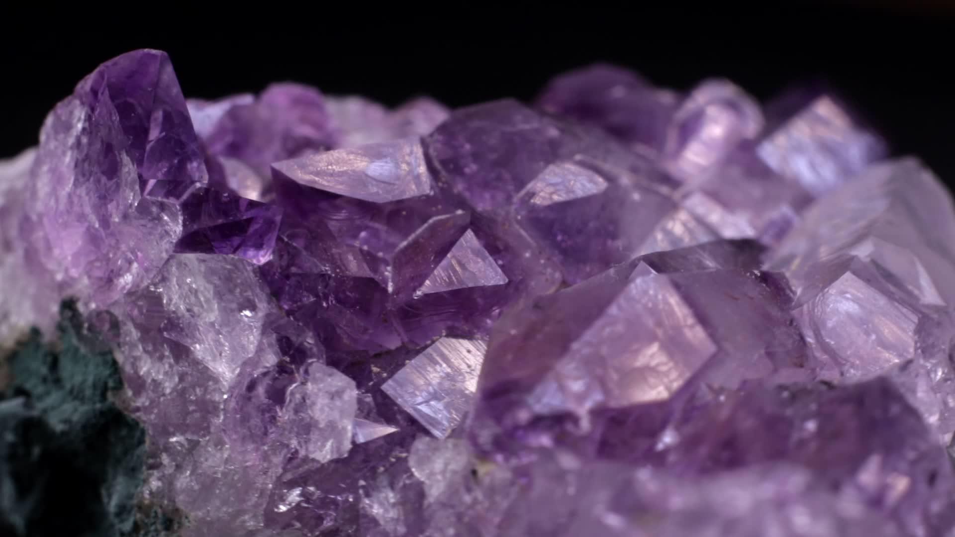 紫水晶矿物晶体视频在黑色背景上缓慢旋转视频的预览图