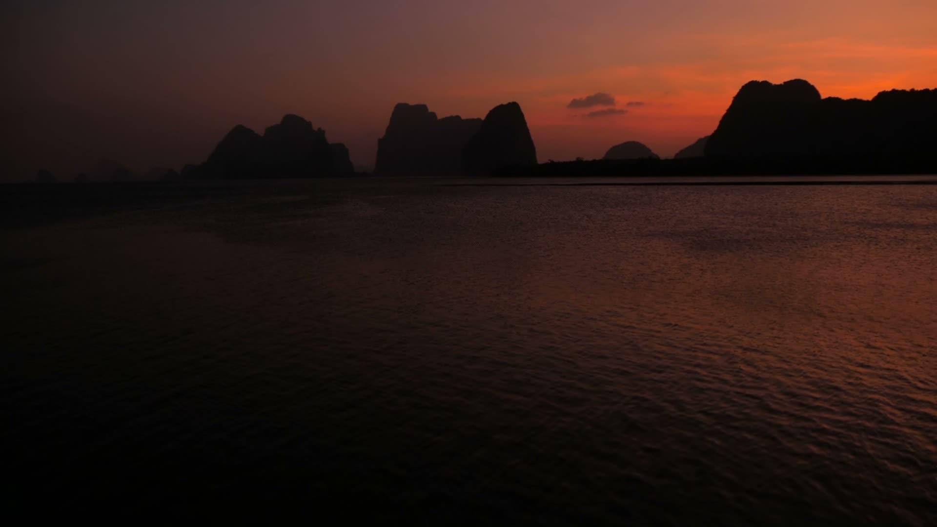 浪漫的紫色日落在山外的海面上视频的预览图