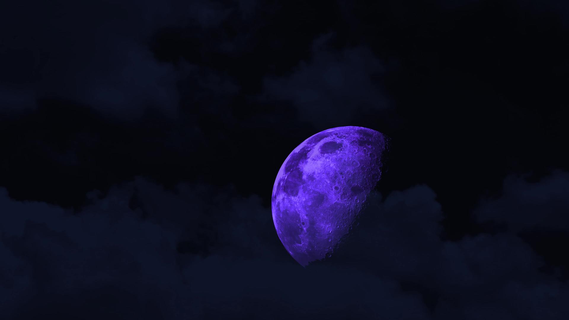 半个紫色的月亮在夜空中升起云飘过视频的预览图