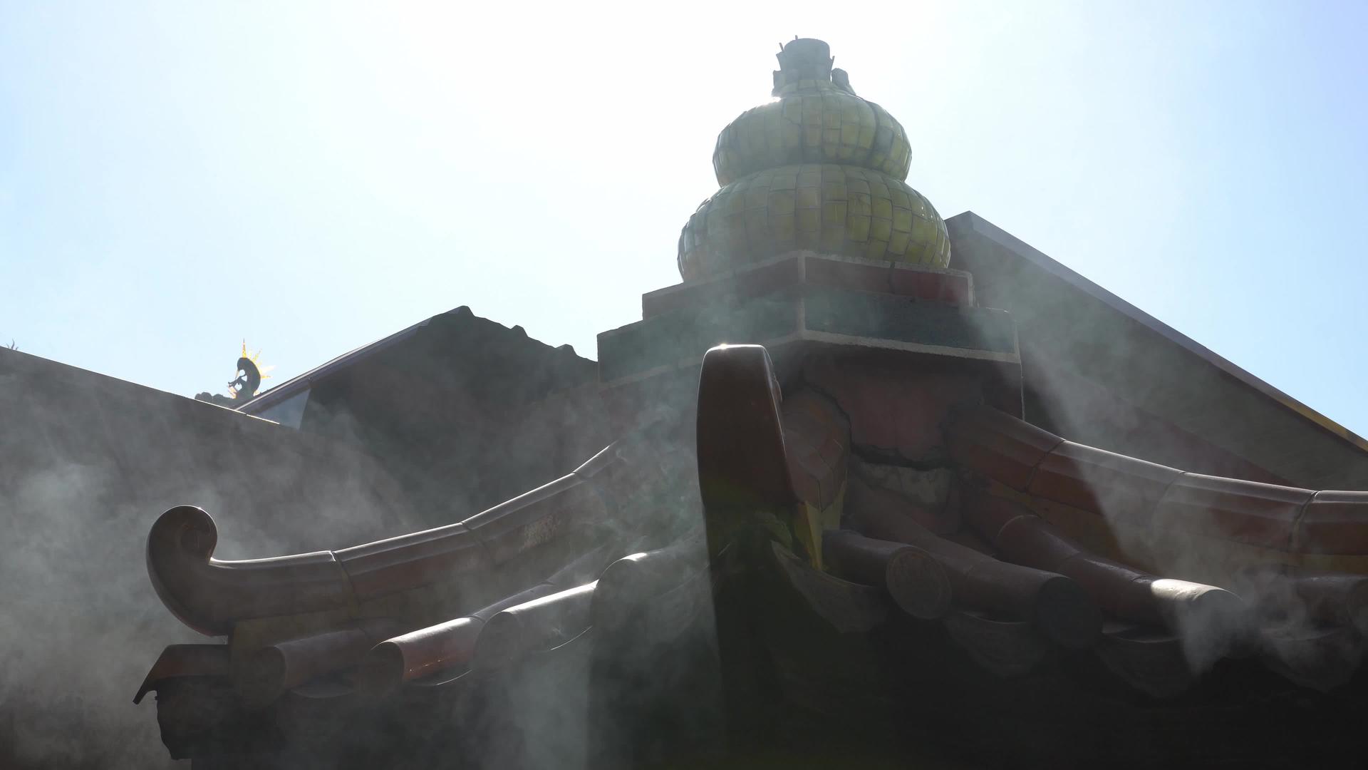方形方正寺炉灶释放的烟雾视频的预览图
