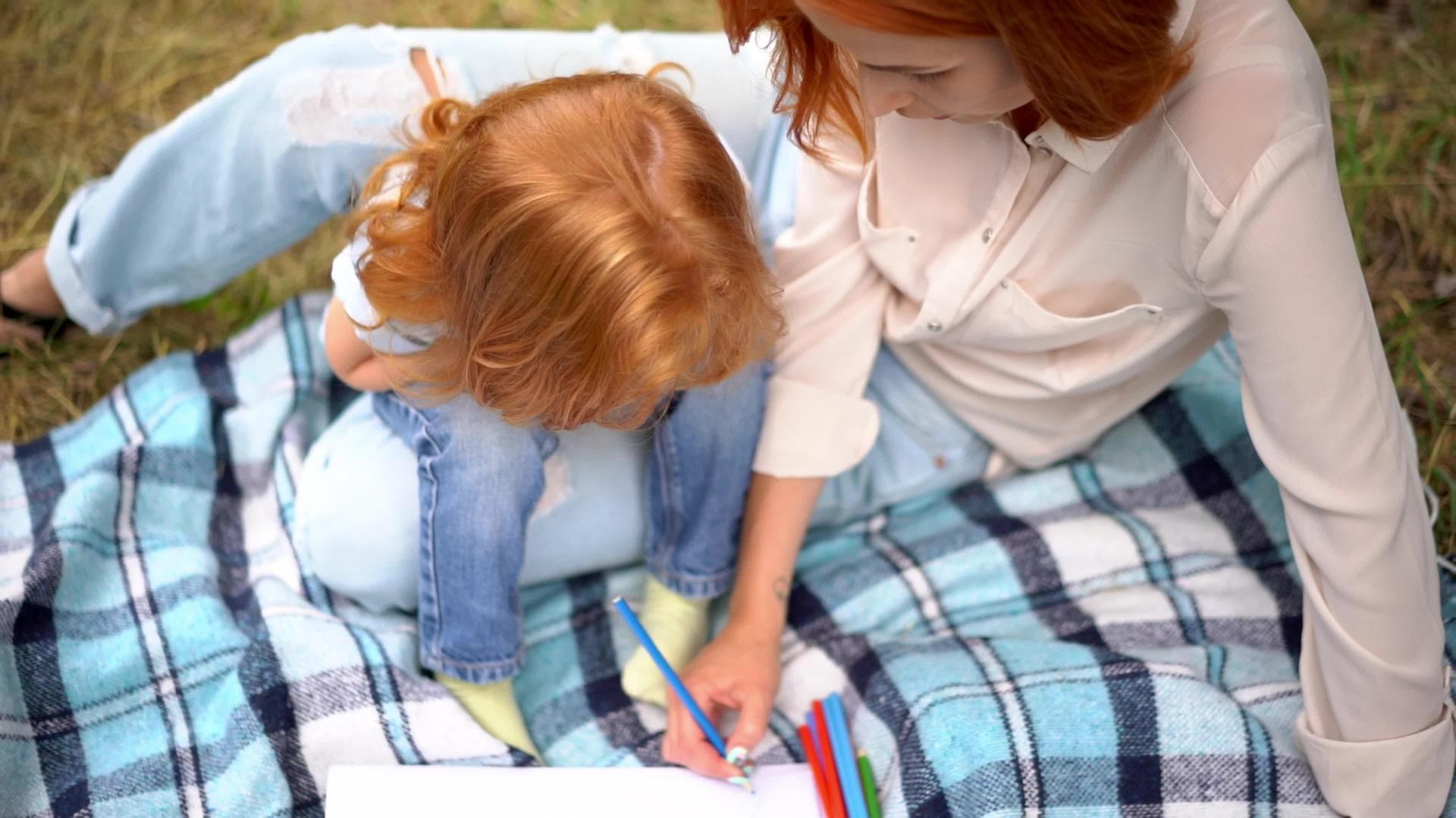 可爱的母亲和孩子在公园里画画视频的预览图