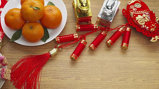 农历新年装饰配有橙苹果葡萄和红包文字视频的预览图