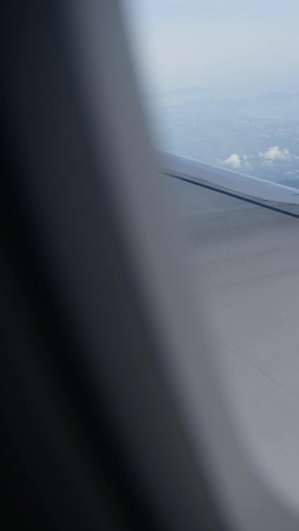 飞机飞行中窗外的云海视频的预览图