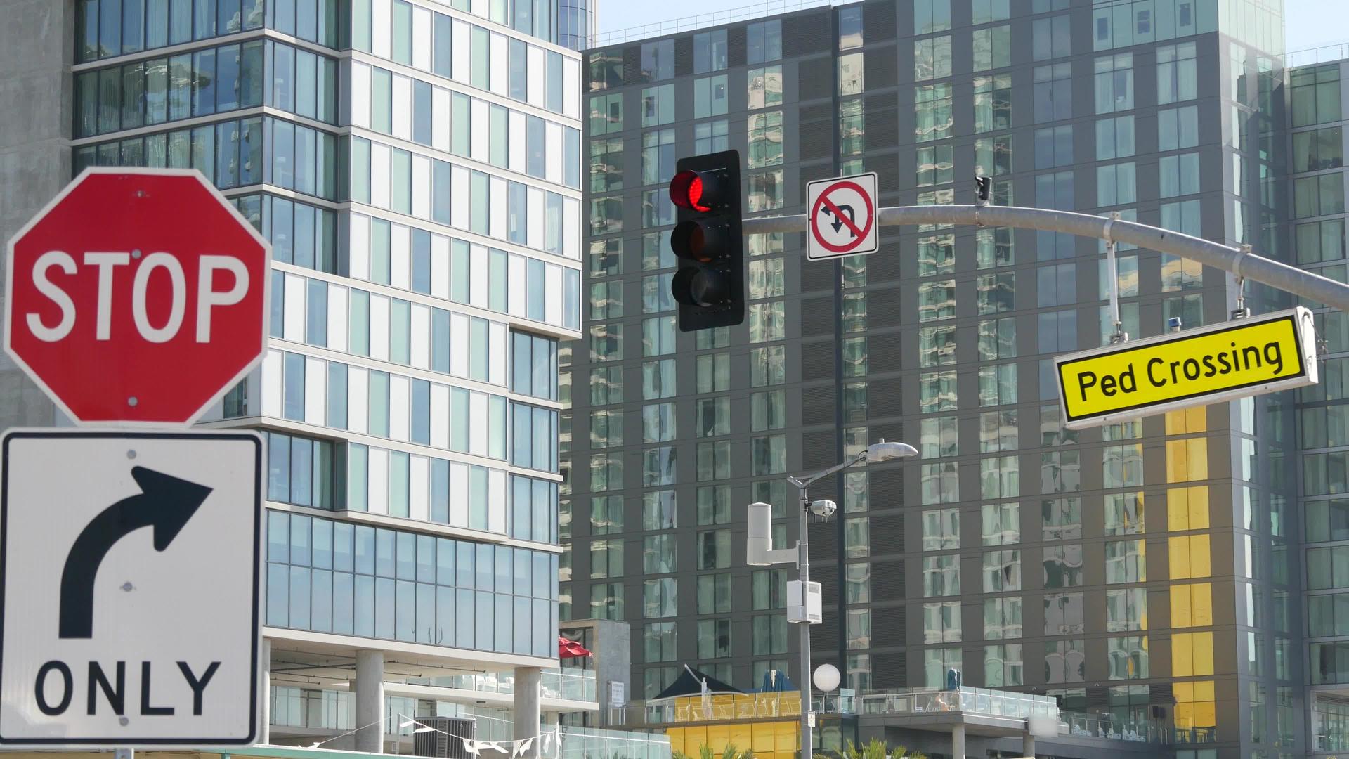 红绿灯和警告标志美国道路交叉口运输安全规章制度标志视频的预览图