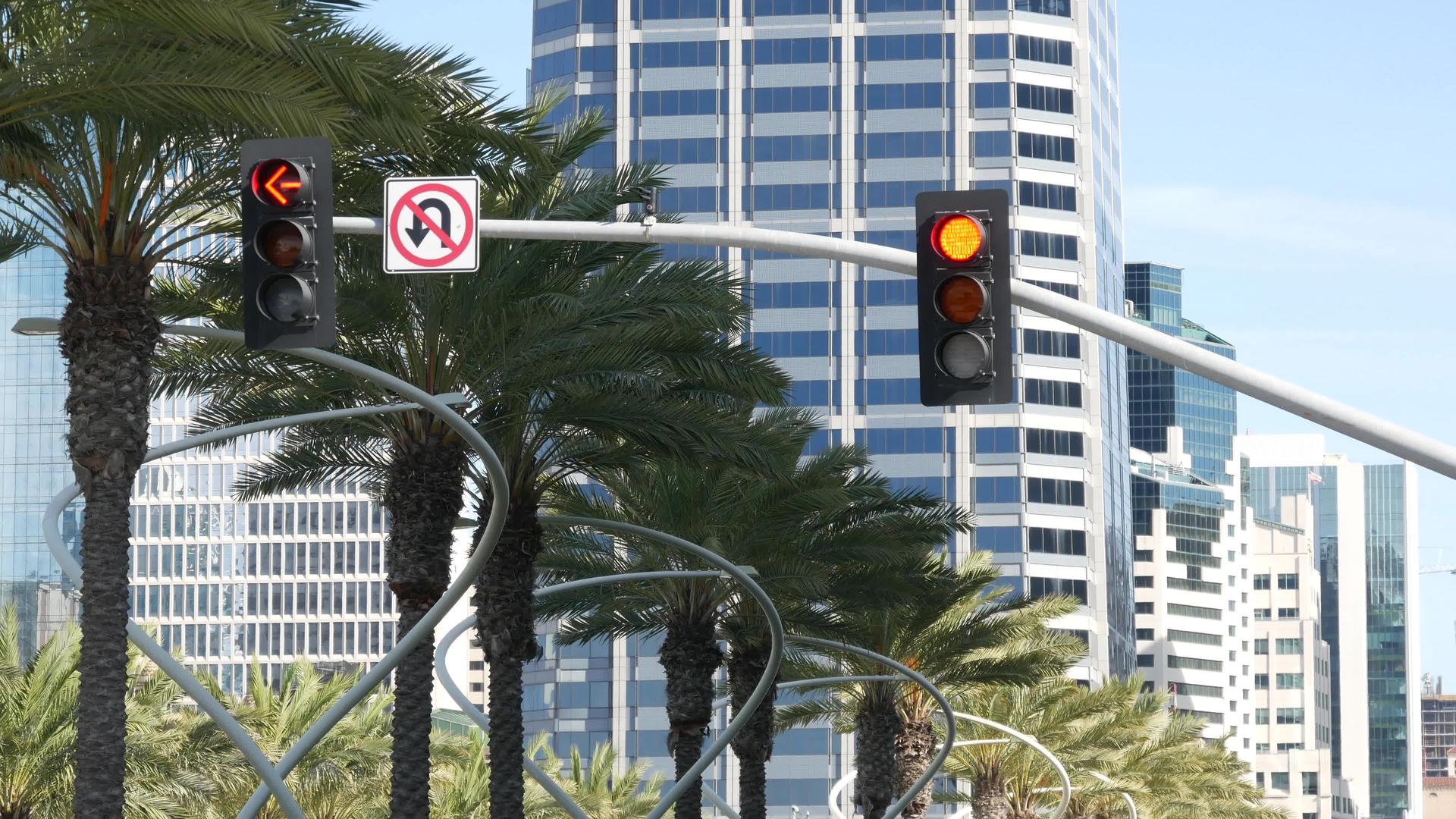 红绿灯和警告标志美国道路交叉口运输安全规章制度标志视频的预览图
