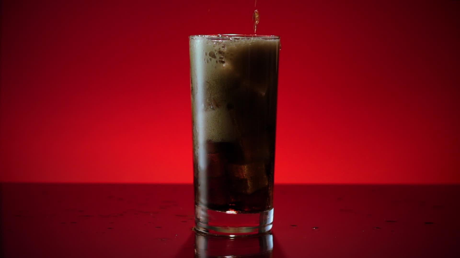 倒在可乐汽水杯的宽度上视频的预览图