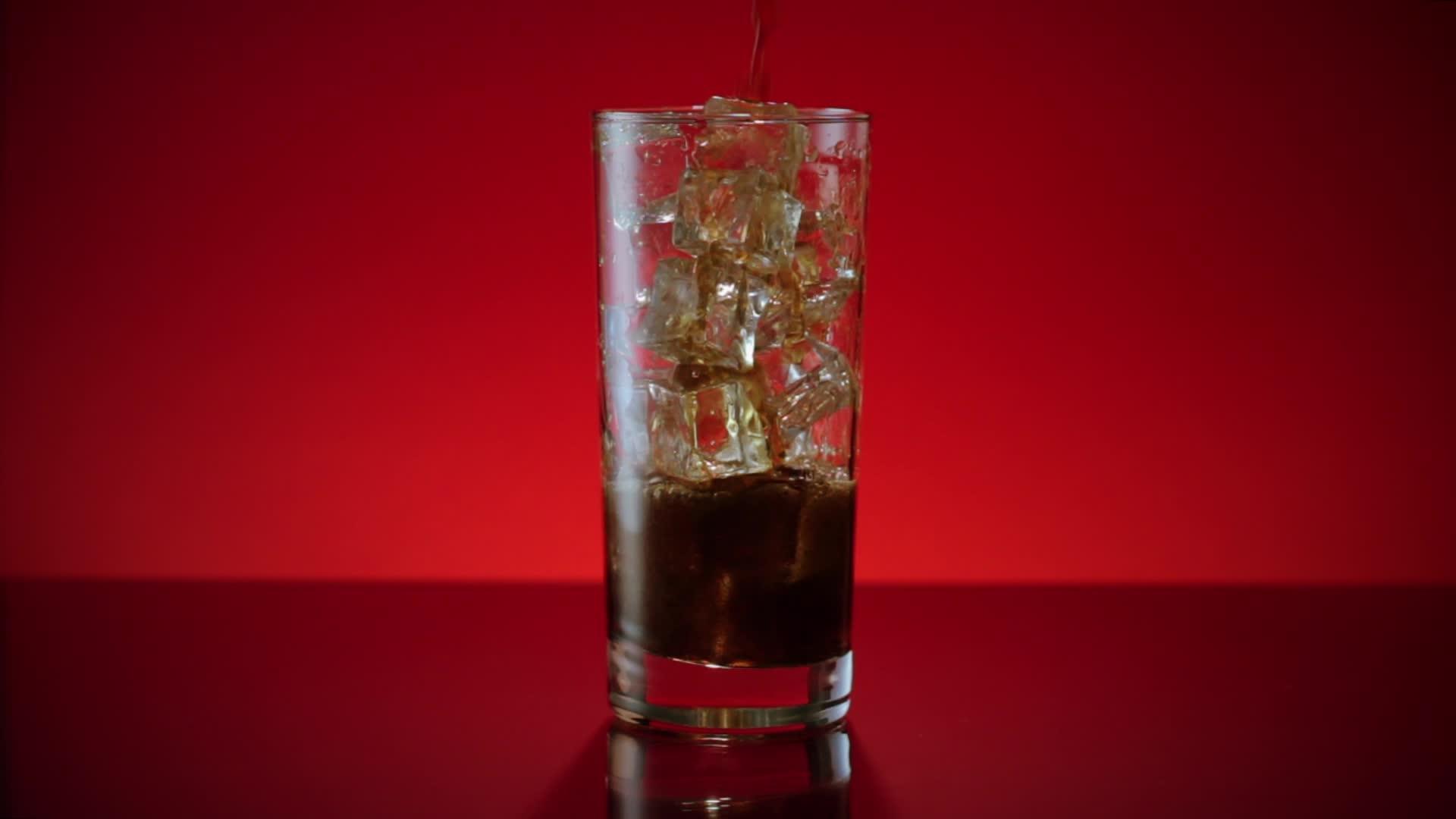 可乐苏打水倒在冰里视频的预览图
