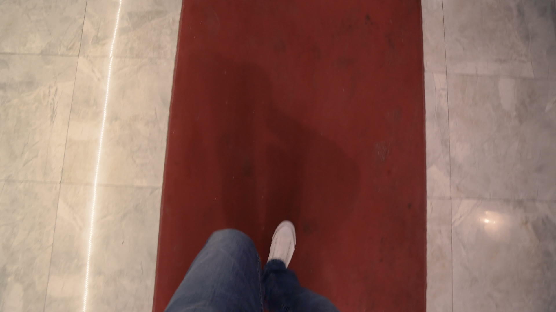男人第一视角走在红地毯旁视频的预览图