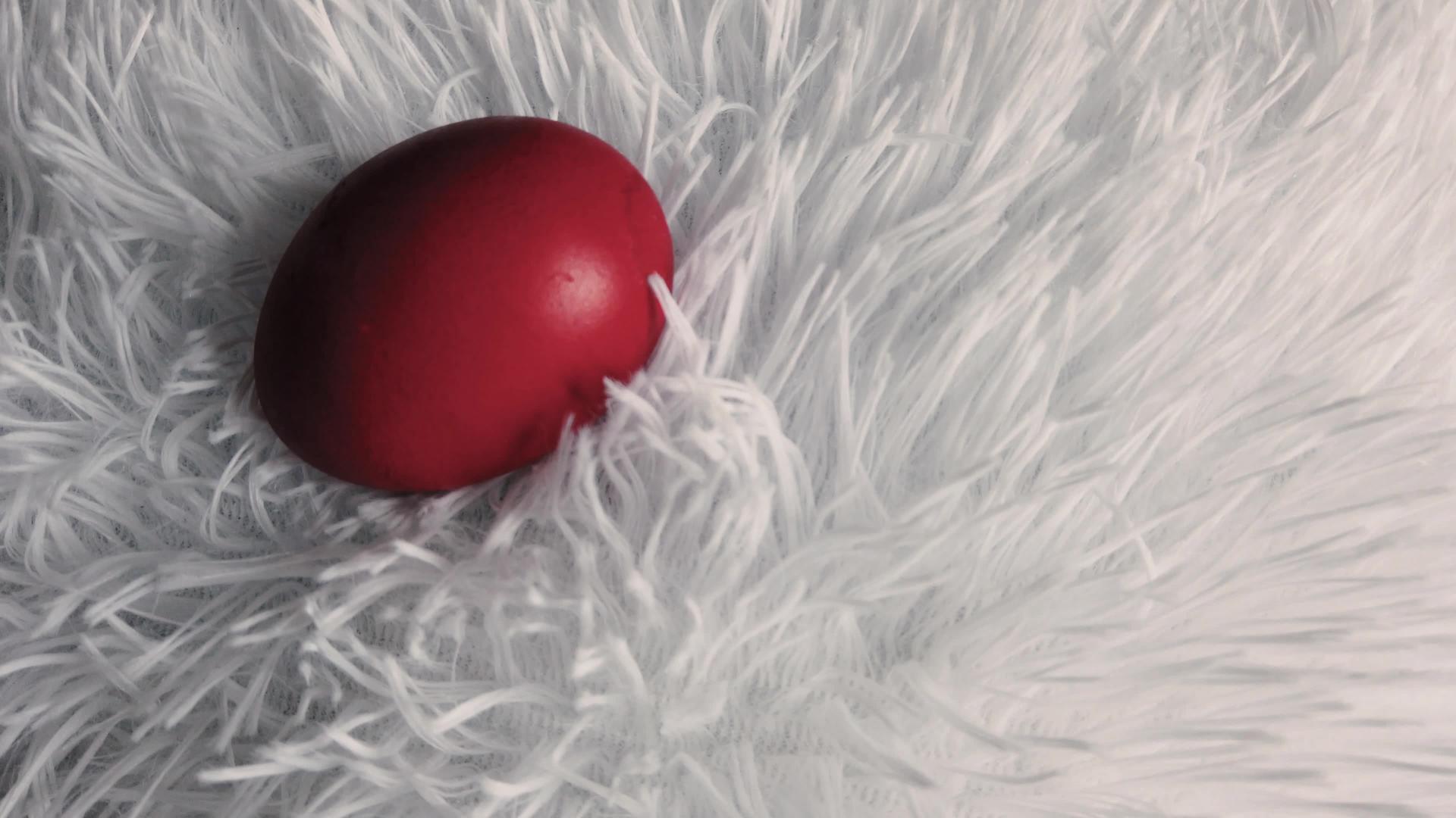 红色东方彩色鸡蛋在白色背景上特别搭配传统节日符号和视频的预览图