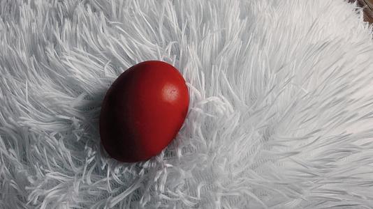 白色fluffy传统的红色鸡蛋符号在装饰背景上视频的预览图