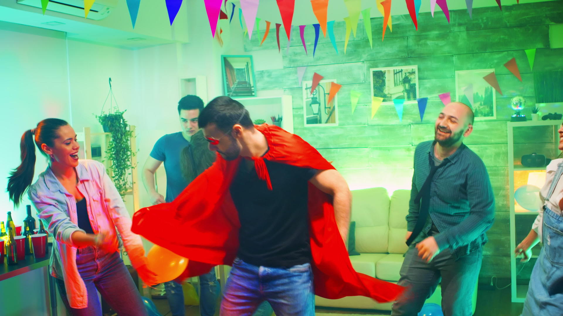 快乐的年轻人穿着超级超级英雄红色斗篷视频的预览图