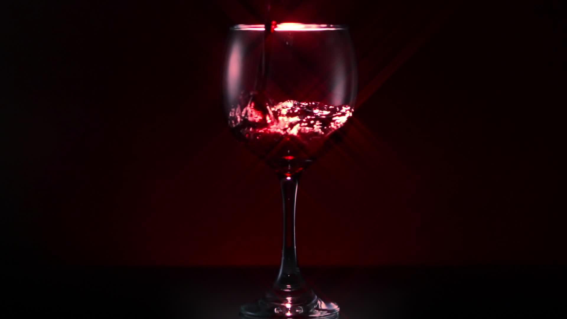 红酒杯装满宽星过滤器视频的预览图