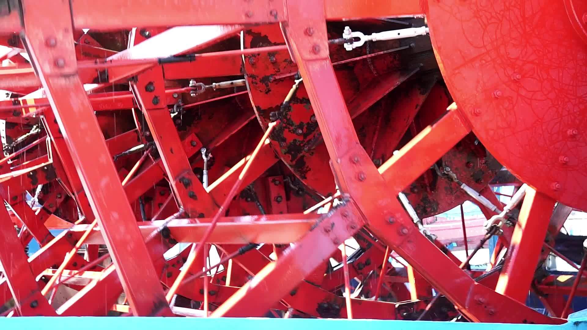 红色木桨轮在运动中视频的预览图