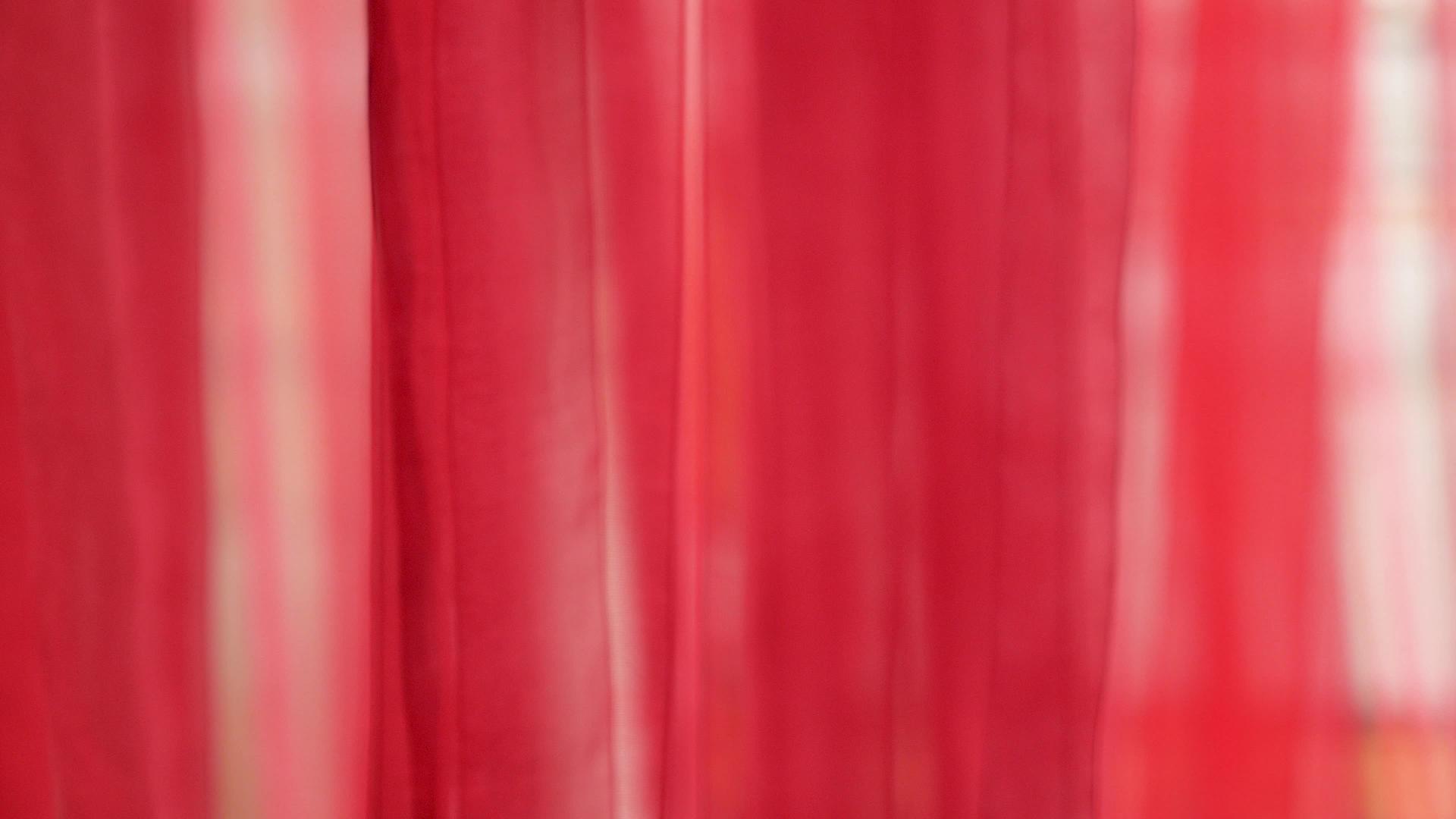 透明的窗帘随风轻轻飘动光滑的红色物质波从风中产生概念视频的预览图